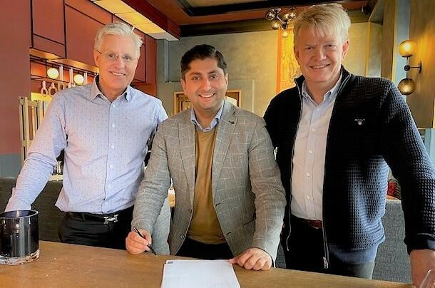 Foto: Signering av kontrakt mellom e-sportforbundet og Kopano 