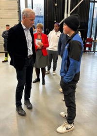 Statsminister Jonas Garh Støre i samtale med elev Jonas ved Thor Heyerdahl skole