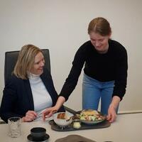 FRPs partileder Sylvi Listhaug får servering av en ansatt hos Caf´€ Sliperiet