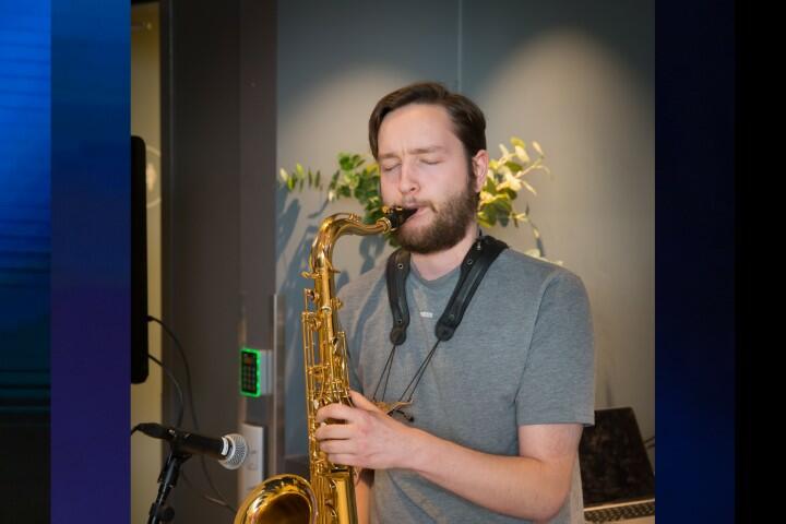 Saksofonist Marius Arntsen spilte opp i foajeen mellom de to arrangementene.