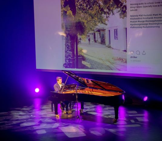 Anders Gjønnes spiller piano